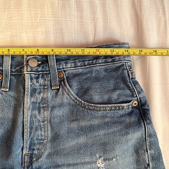 Levi Shorts - Picture 3 of 5